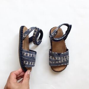Toms chambray patterned sandals VGUC size 9